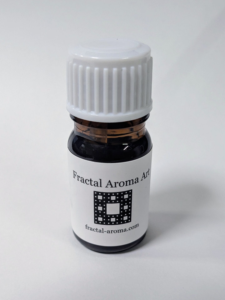 Fractal Aroma Artのオリジナルラベルを貼った、ペパーミント精油5mLの小瓶