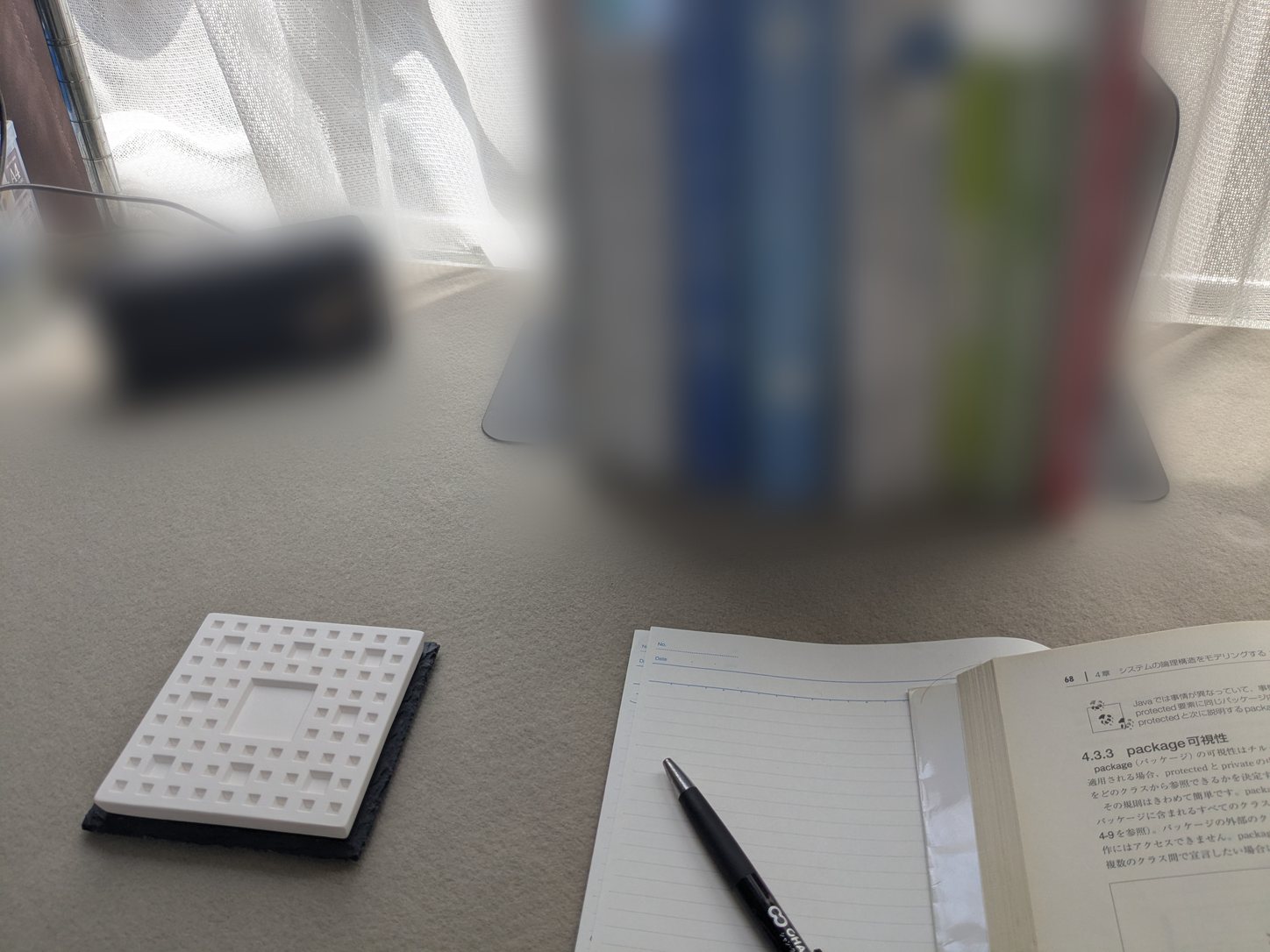 技術書とノートのそばに置かれたアロマストーン