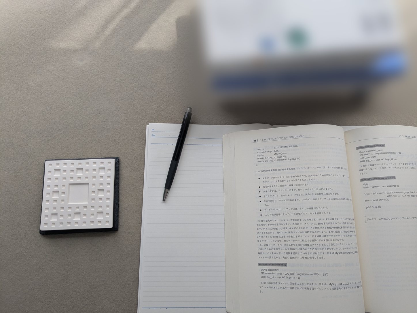ノートとペンのそばに置いたアロマストーン
