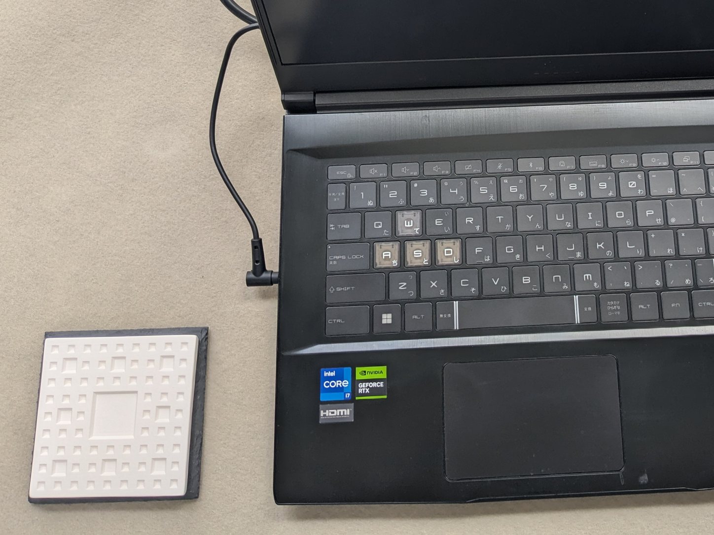 ノートPCの横に置いたアロマストーン